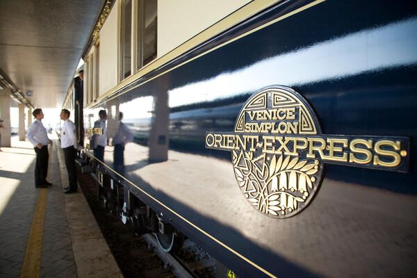 Orient Express, 2. Dünya Savaşı’ndan sonra oluşan yeni dünya düzeni içinde kendine yer bulup seferlerine yeniden başlasa da eski gösterişli günlerinden bir hayli uzaktı. Bunun iki nedeni vardı. Birincisi, yolcu uçaklarının yaygınlaşması. İkincisi, güzergâhında soğuk savaşın yaşandığı birçok ülke olması. Talebin azalmasıyla seferleri seyrekleşen Orient Express, 27 Mayıs 1977’deki son seferinden sonra depoya çekildi. Seferden kaldırılması, Orient Express'in değerini daha da artırdı. İki dünya savaşında tarihi olayların ev sahibi olması ve birçok ünlünün yolculuk etmesiyle Orient Express koleksiyoncuların kapsama alanına girdi. Bu ilgiyi nakde çevirmek isteyen şirket, Monte Carlo’da vagonları açık artırmaya çıkardı. Trenin bazı vagonları İngiliz bir koleksiyoner, bazıları ise Fas Kraliyet Sarayı Müzesi tarafından satın alındı. - Sputnik Türkiye