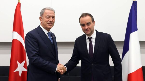 Milli Savunma Bakanı Hulusi Akar, Fransa Savunma Bakanı Sebastien Lecornu ile telefon görüşmesi gerçekleştirdi. - Sputnik Türkiye