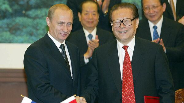 Ciang Zımin (Jiang Zemin) 2002'de Pekin'de ağırladığı  Vladimir Putin ile el sıkışırken - Sputnik Türkiye