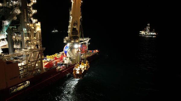 Karadeniz'de keşfedilen doğal gazı kuyulardan toplayıp ana boru hattına bağlayacak 280 tonluk 'Peçenek' adlı dağıtım haznesi, denizin 2 bin 200 metre altına indirildi. - Sputnik Türkiye