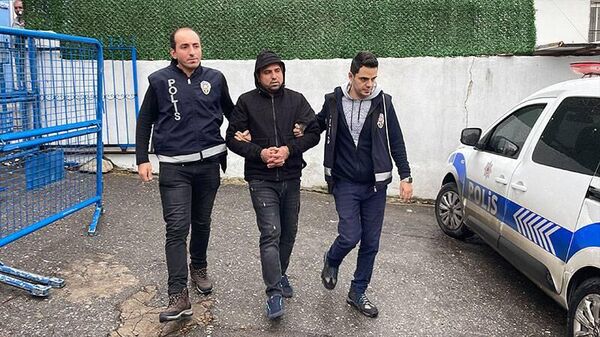 İzmir'de asistan doktoru görev yaptığı hastanede darp eden şüpheli tutuklandı. Zanlının doktordan şikayetçi olduğu öğrenildi.  - Sputnik Türkiye
