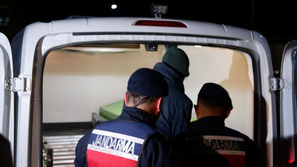 Edirne'de sınırda bir kaçak göçmenin cesedi bulundu, hipotermi geçirdiği belirtilen bir göçmen de hastaneye kaldırıldı. - Sputnik Türkiye
