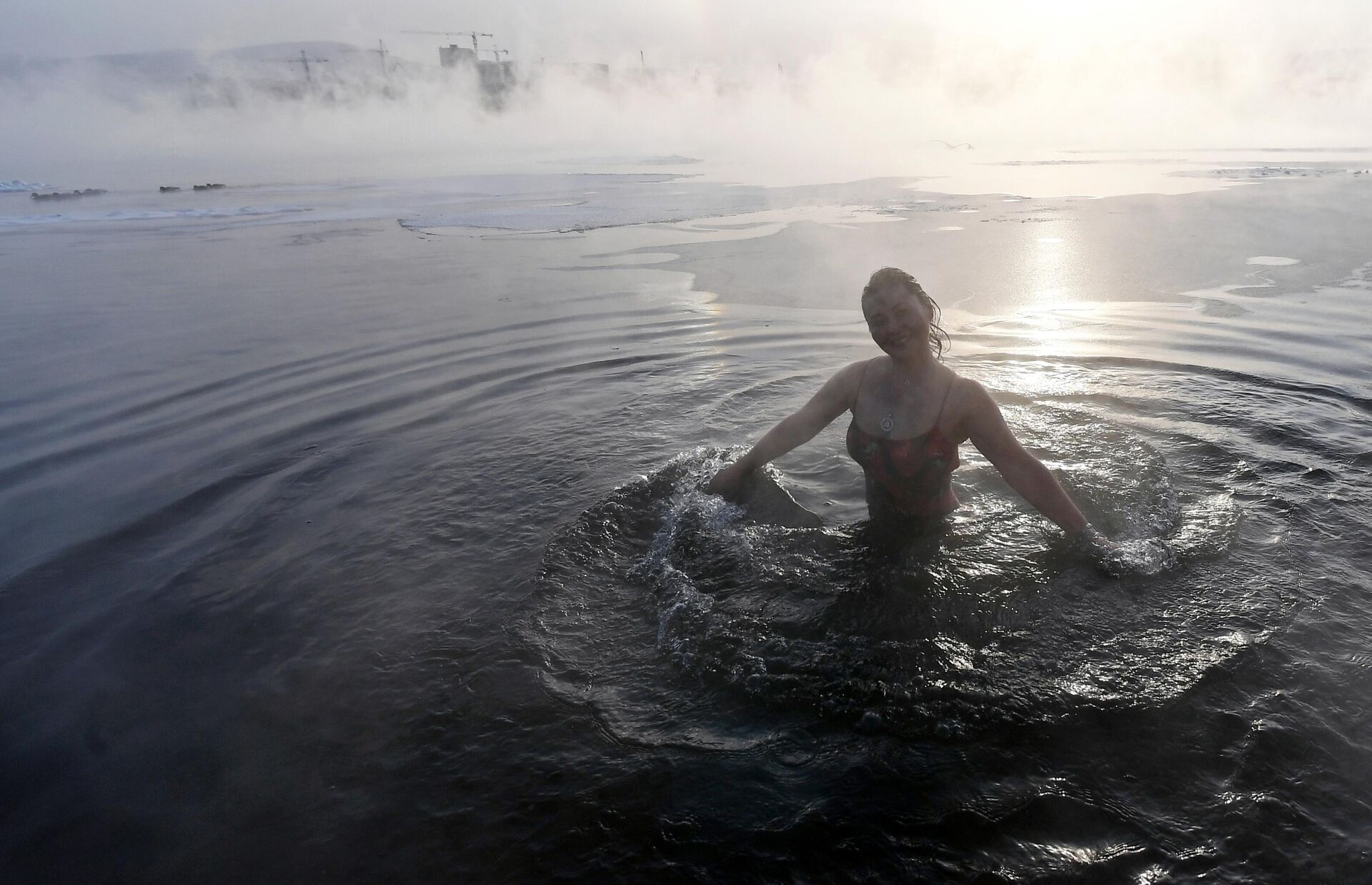 Fakat hatrı sayılır soğuklara sahip Sibirya bölgesindeki Krasnoyarsk şehrinde Megapolis Soğuk Suda Yüzme Merkezi'nin üyeleri, -27'de dahi Yenisey Nehri'nde yüzmeyi bırakmıyor.  - Sputnik Türkiye, 1920, 03.12.2022