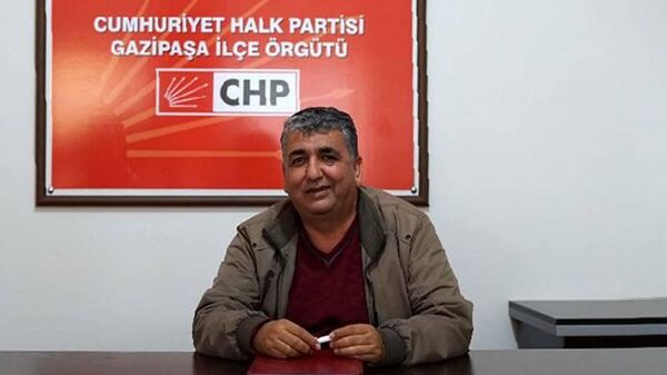 Antalya'nın Gazipaşa İlçe Başkanı CHP'li Yavuz Demir, maskeli 2 kişi tarafından sopalarla darp edildi. Yaralanan Demir, hastanede tedaviye alınırken şüpheliler aranıyor. - Sputnik Türkiye