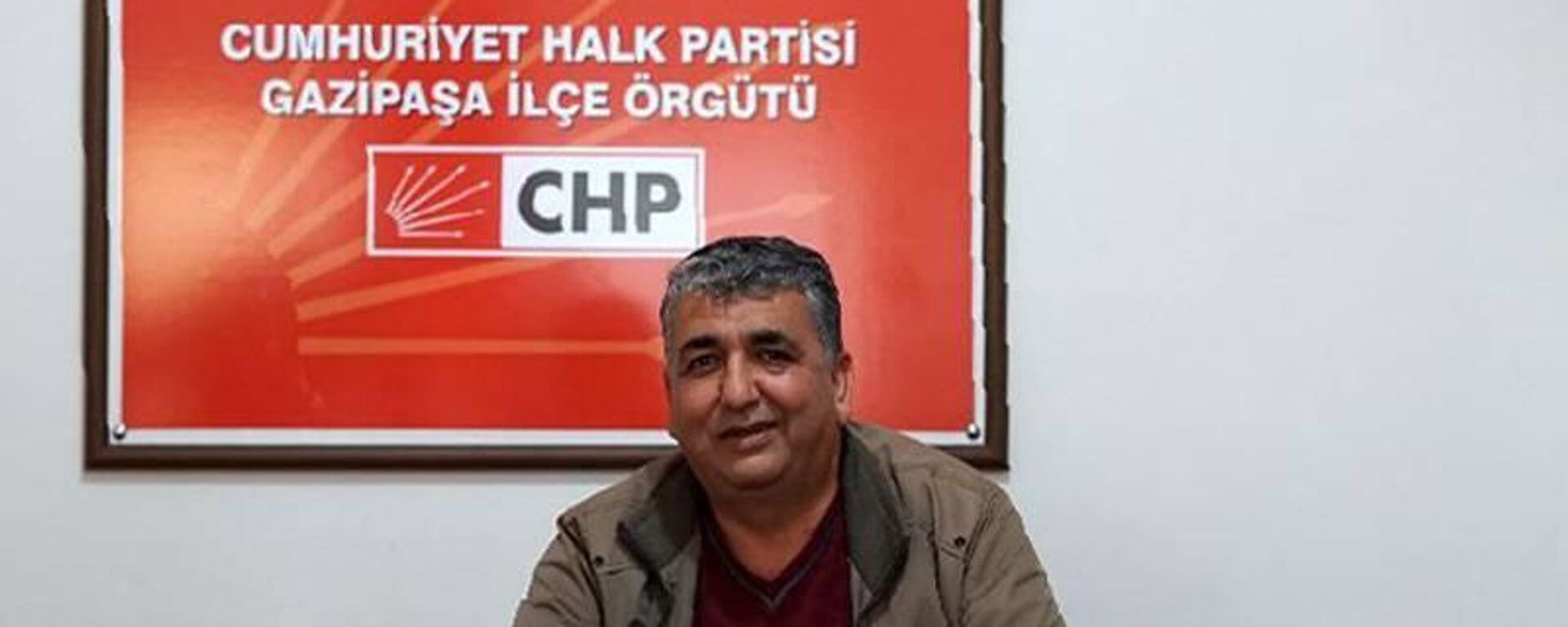 Antalya'nın Gazipaşa İlçe Başkanı CHP'li Yavuz Demir, maskeli 2 kişi tarafından sopalarla darp edildi. Yaralanan Demir, hastanede tedaviye alınırken şüpheliler aranıyor. - Sputnik Türkiye, 1920, 02.12.2022