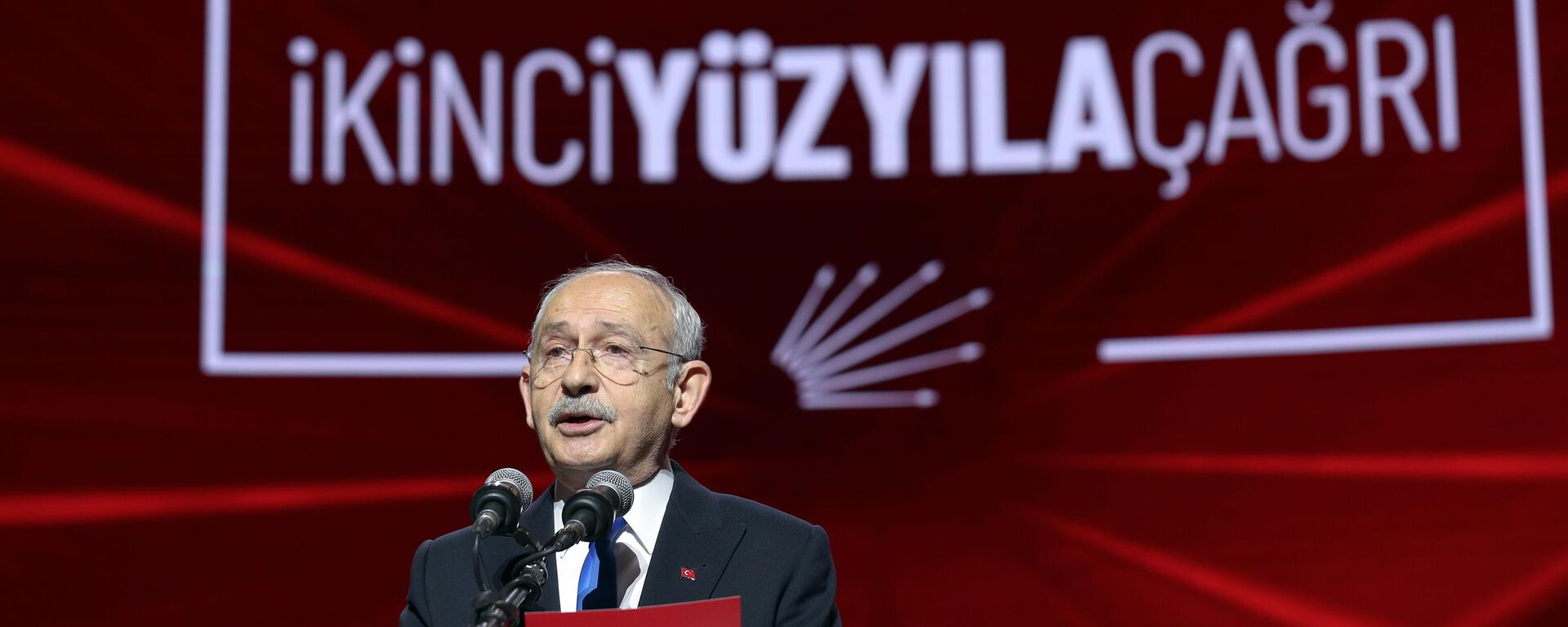 Cumhuriyet Halk Partisi Genel Başkanı Kemal Kılıçdaroğlu, eşi Sayın Selvi Kılıçdaroğlu ile katıldığı İstanbul Lütfi Kırdar Uluslararası Kongre ve Sergi Sarayında düzenlenen İkinci Yüzyıla Çağrı Buluşması’nın açılışında konuştu. - Sputnik Türkiye, 1920, 03.12.2022