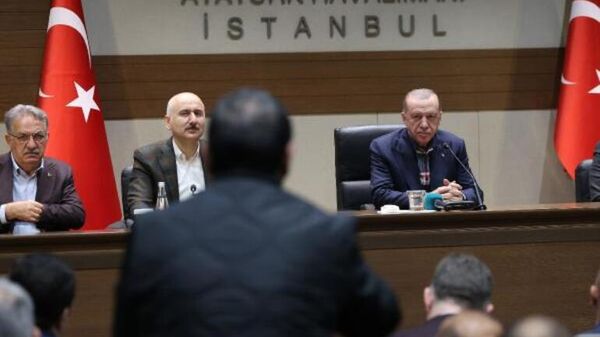 Cumhurbaşkanı Recep Tayyip Erdoğan, İstanbul'da minibüs odaları başkanları ve şoförler ile bir araya geldi. - Sputnik Türkiye