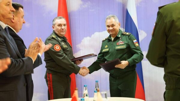 Rusya Savunma Bakanı Sergey Şoygu (sağda), resmi temaslarda bulunmak üzere geldiği Minsk'te, Belarus Savunma Bakanı Viktor Hrenin ile görüştü. Şoygu ile Hrenin askeri alanda bölgesel güvenliğin ortaklaşa sağlanması anlaşmasında değişiklik öngören protokol imzalandı.
 - Sputnik Türkiye