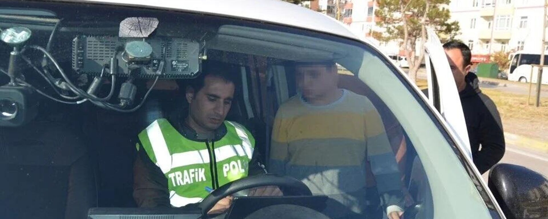 Polise yakalanan 12 yaşındaki sürücü: 'Ağabey kaç para ceza yedim?' - Sputnik Türkiye, 1920, 04.12.2022