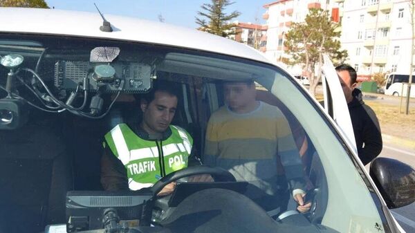 Polise yakalanan 12 yaşındaki sürücü: 'Ağabey kaç para ceza yedim?' - Sputnik Türkiye