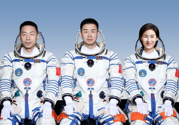 Çin’in görev değişimi için 29 Kasım’da Tiangong Uzay İstasyonu’na Shenzhou-15 ile 3 astronot göndermesinin ardından Shenzhou-14 mürettebatı 3 taykonot 183 günün ardından başarılı şekilde Dünya’ya geri döndü. - Sputnik Türkiye