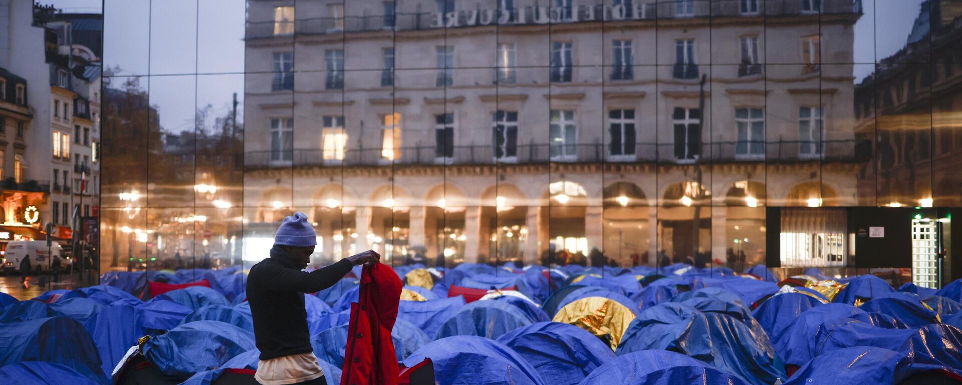 Fransa’nın başkenti Paris’te Afrikalı kaçak göçmenler tarafından Anayasa Konseyi ile Louvre Müzesi’nin bulunduğu bölgede kurulan çadır kamp, polis tarafından ablukaya alındı. - Sputnik Türkiye, 1920, 05.12.2022