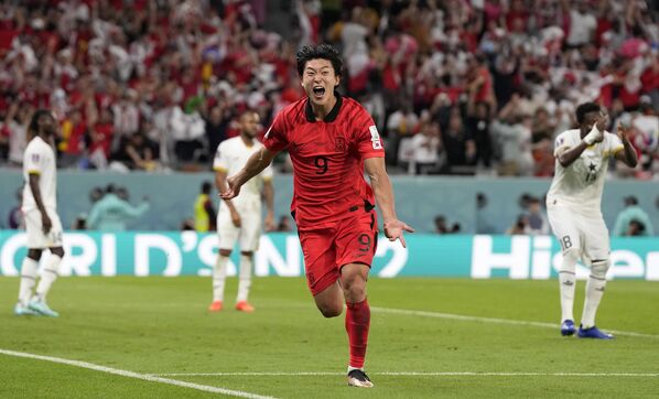 Gwangju Üniversitesi'ndeki ilk yılında da orta sahada top koşturan Cho Gue-sung, üniversite takımının menajerinin yönlendirmesiyle forvete geçti. Pozisyondaki performansını kanıtlayan Koreli futbolcu, profesyonel kariyerinde şimdiye dek 52 gol attı. - Sputnik Türkiye