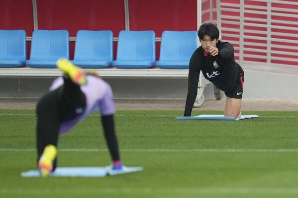 Tek bir Dünya Kupası maçında iki gol atabilen ilk Güney Koreli oyuncu oldu: Güney Kore'nin 28 Kasım'da Gana'ya karşı karşıya geldiği 2022 FIFA Dünya Kupası maçında attığı iki golle Cho Gue-sung, tek bir Dünya Kupası maçında iki gol atabilen ilk Güney Koreli oyuncu olarak tarihe geçti ve dikkat edilmesi gereken bir futbolcu olduğunu kanıtladı. - Sputnik Türkiye