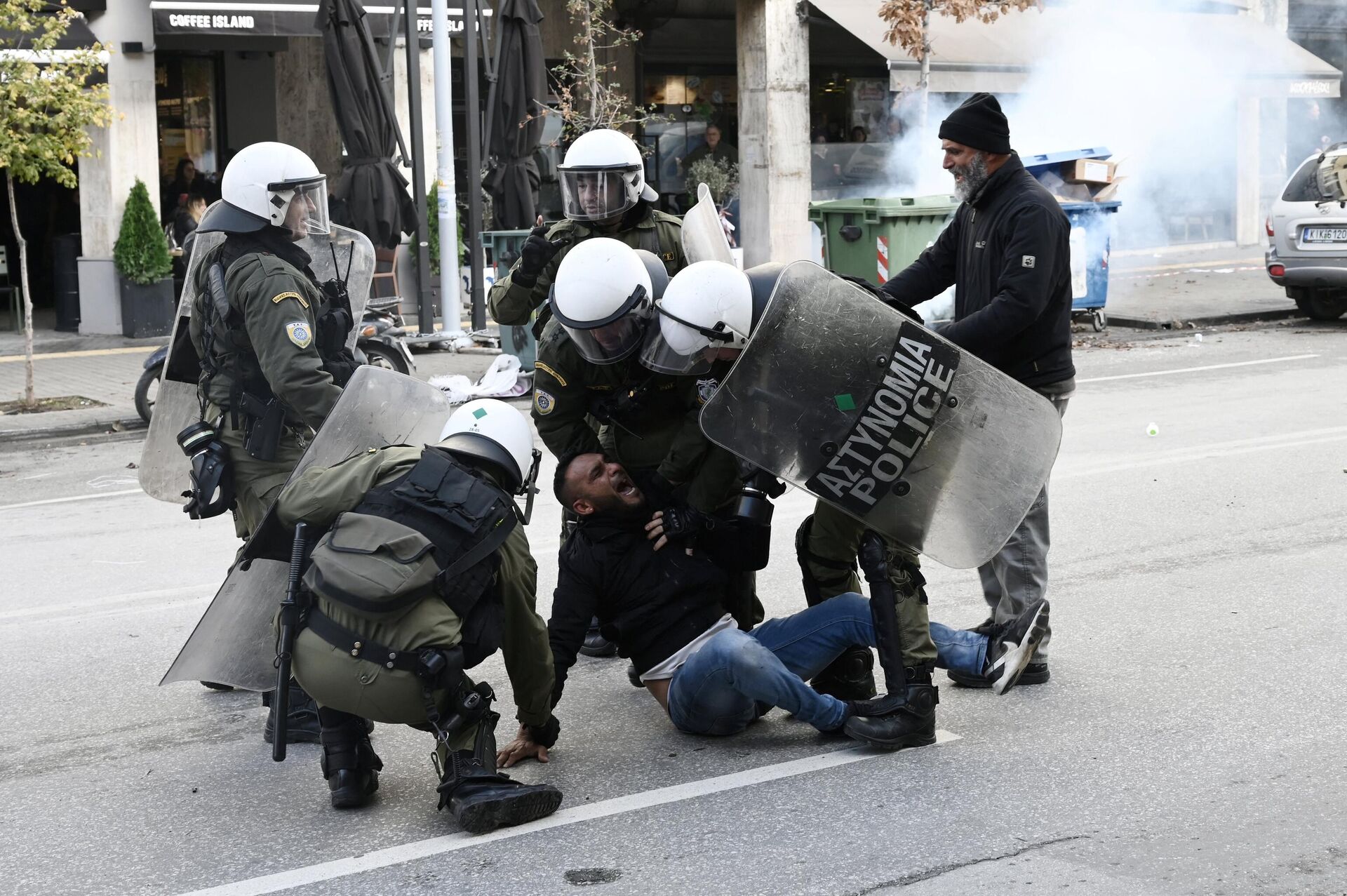 Selanik'te 16 yaşındaki Roman çocuk Kostas Frangulis'in polis kurşunuyla başından ağır yaralanmasını protesto edenlere müdahale, 5 Aralık - Sputnik Türkiye, 1920, 06.12.2022