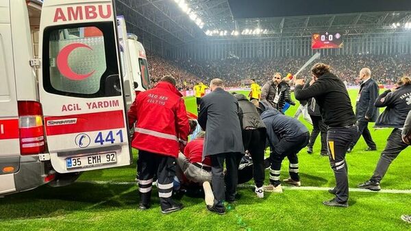 Türkiye Futbol Federasyonu (TFF), Spor Toto 1'inci Lig'de 27 Kasım Pazar akşamı tribün olayları yüzünden tatil edilen Göztepe-Altay maçının ardından 2 takımı da hükmen mağlup ilan etti.  - Sputnik Türkiye