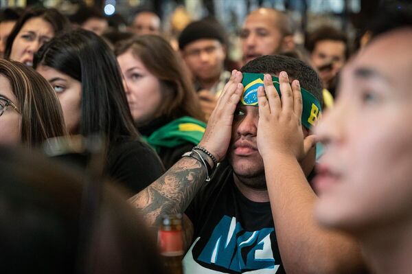 Brezilyalı taraftarlar, çeyrek finali kaybetmenin üzüntüsünü yaşadı - Sputnik Türkiye