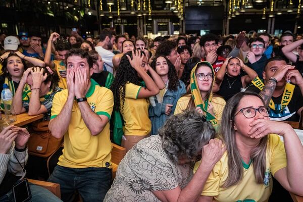 Brezilyalı taraftarlar, çeyrek finali kaybetmenin üzüntüsünü yaşadı - Sputnik Türkiye