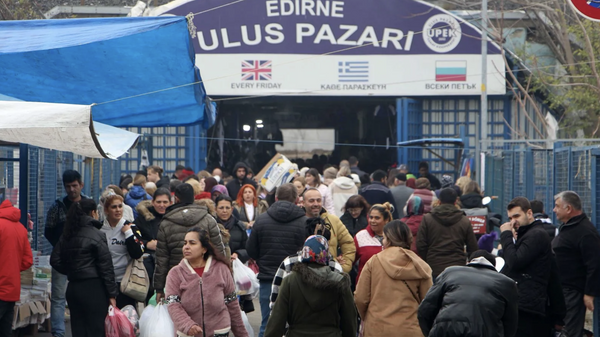 Edirne Ulus Pazarı, yaklaşan yılbaşı öncesinde alışverişe gelen Bulgar turistlerin akınına uğradı.  - Sputnik Türkiye