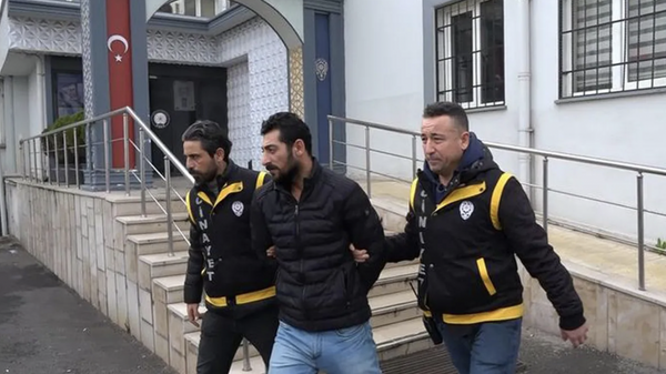 Bursa'da, 35 yaşındaki İsmet Y.'nin, komşusu 23 yaşındaki Süleyman Ö.'yü, çocukları gürültü yaptığı gerekçesiyle çıkan tartışmada silahla vurduğu ortaya çıktı. İsmet Y., emniyetteki işlemlerinin ardından adliyeye sevk edildi. - Sputnik Türkiye