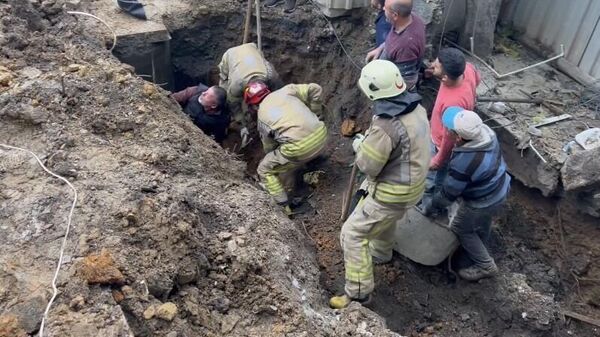 Sultanbeyli’de bir inşaatın temel kazma çalışmaları sırasında 1 kişi göçük altında kaldı. İtfaiye ekiplerinin şahsı kurtarma çalışmaları sürüyor. - Sputnik Türkiye