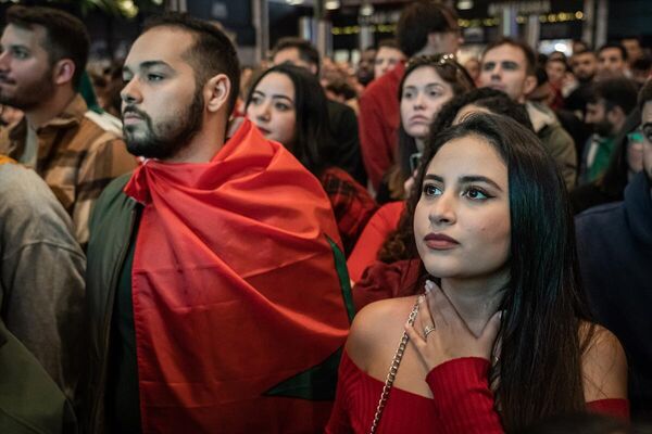 Katar'ın ev sahipliğinde düzenlenen 2022 FIFA Dünya Kupası çeyrek final maçında Fas ile Portekiz takımları, Al Thumama Stadyumu'nda karşılaştı. Portekiz'in başkenti Lizbon'da yaşayan Faslılar, maçı izleyerek takımlarını destekledi. Fas'ın yarı finale yükselmesi sonrası taraftarlar galibiyeti kutladı.
 - Sputnik Türkiye