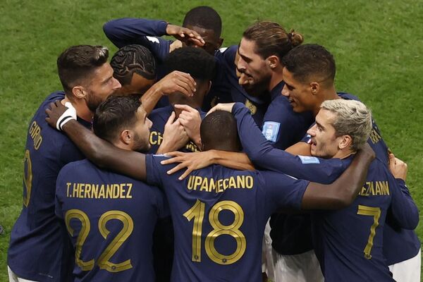 Katar'da düzenlenen 2022 FIFA Dünya Kupası Çeyrek Final müsabakasında Fransa, İngiltere’yi 2-1 mağlup ederek adını yarı finale yazdırdı. Horozlar, yarı finalde Afrika temsilcisi Fas ile karşılaşacak. - Sputnik Türkiye