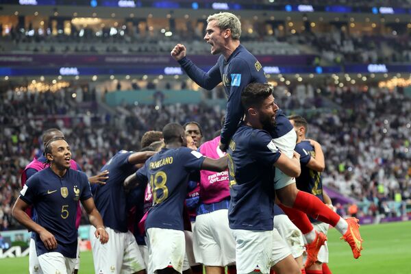 Katar'da düzenlenen 2022 FIFA Dünya Kupası Çeyrek Final müsabakasında Fransa, İngiltere’yi 2-1 mağlup ederek adını yarı finale yazdırdı. Horozlar, yarı finalde Afrika temsilcisi Fas ile karşılaşacak. - Sputnik Türkiye