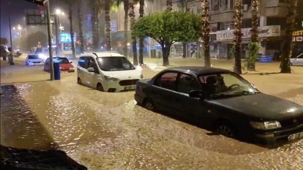 Antalya'nın Kumluca ve Finike ilçelerinde akşam saatlerinde etkisini artıran yağmur sele döndü.  - Sputnik Türkiye