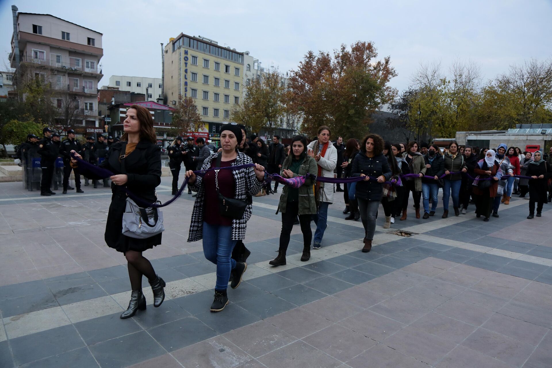 Diyarbakır’da çocuk istismarına mor zincirli protesto: Çocuklarımızı karanlığa teslim etmeyeceğiz - Sputnik Türkiye, 1920, 12.12.2022