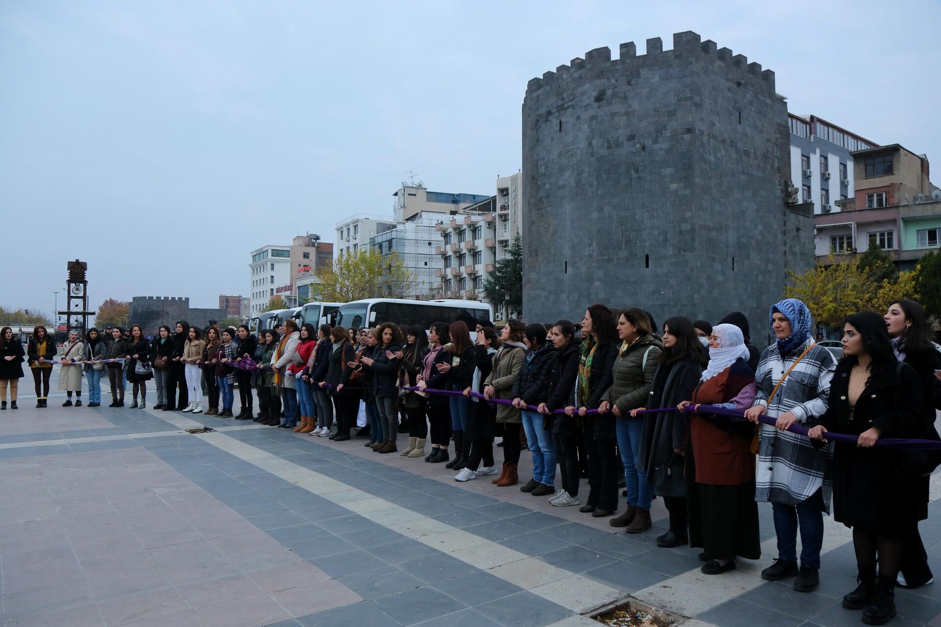 Diyarbakır’da çocuk istismarına mor zincirli protesto: Çocuklarımızı karanlığa teslim etmeyeceğiz - Sputnik Türkiye, 1920, 12.12.2022