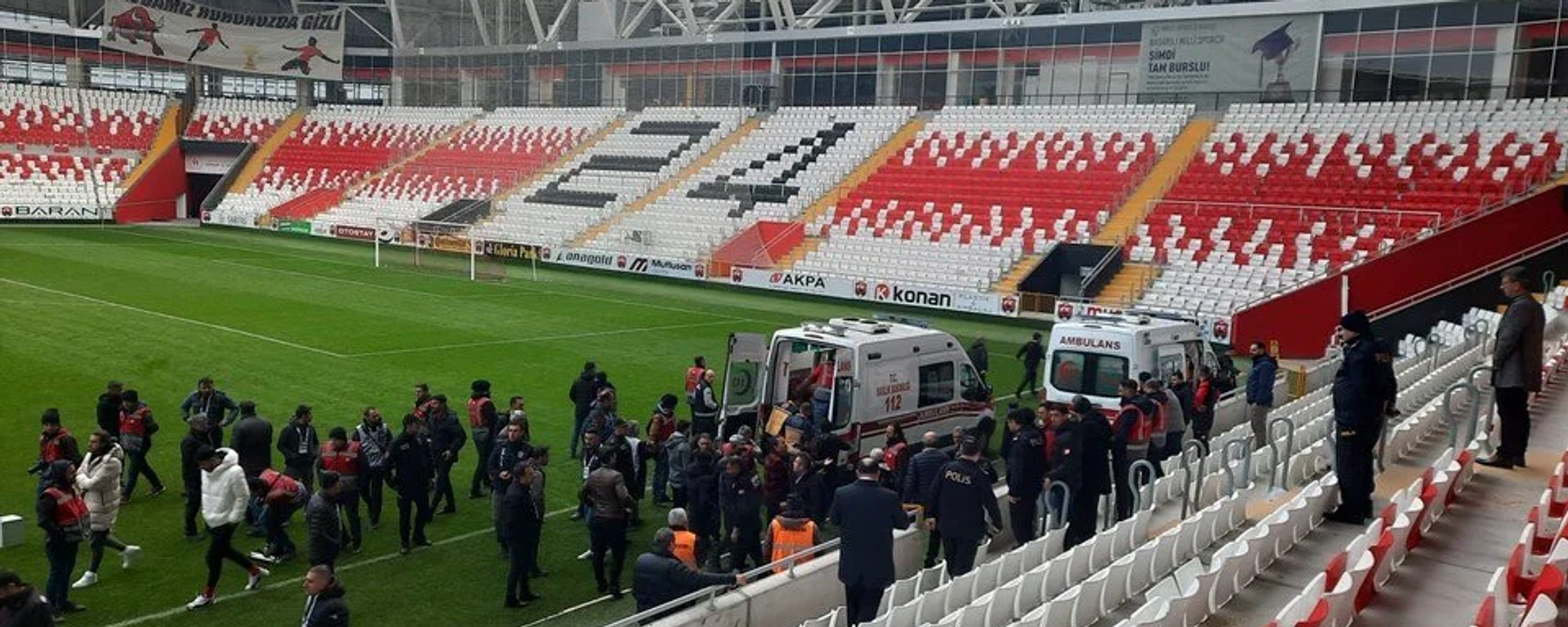 Erzincan'da oynanan 24Erzincanspor-Esenler Erokspor maçını tribünde izlediği sırada kalp krizi geçiren bir taraftar hayatını kaybetti. Erzincan ekibi, taraftarın ölümünde maçı durdurmayan hakemlerin ve TFF temsilcilerinin ihmali olduğunu savundu. - Sputnik Türkiye, 1920, 12.12.2022