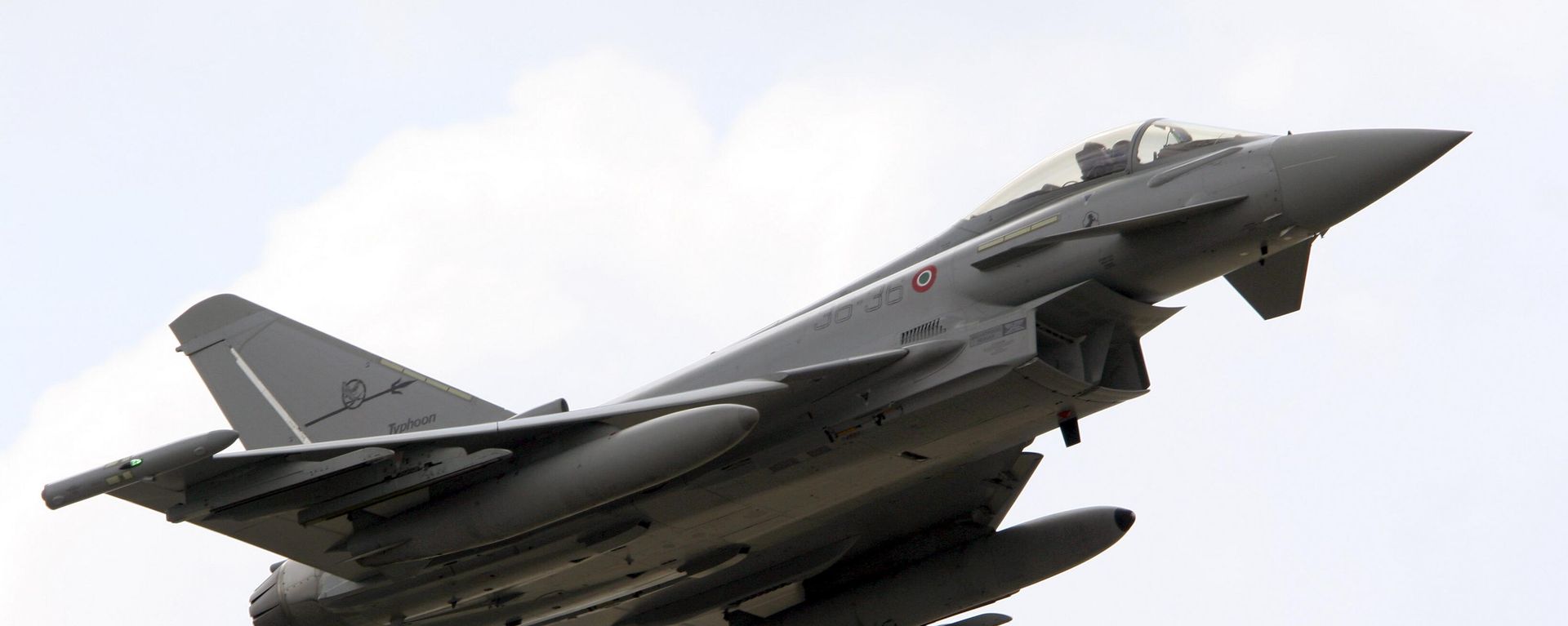 İtalyan Hava Kuvvetleri'ne (Aeronautica Militare) ait bir Eurofighter Typhoon tipi savaş uçağının Sicilya Adası'nın batısında denize düştüğü bildirildi. - Sputnik Türkiye, 1920, 18.09.2026
