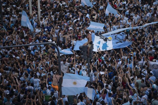 Başkent Buenos Aires&#x27;te kurulan dev ekranlarda maçı izleyen binlerce kişi, milli takımlarının final biletini almasının üzerine sokaklara döküldü. - Sputnik Türkiye