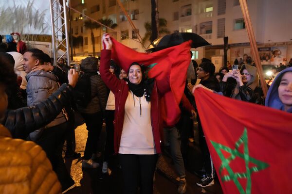 Son düdükle birlikte büyük bir üzüntü yaşayan Faslılar daha sonra sokağa çıkarak milli takımlarının yarı final oynama başarısını kutladı. Daha önce galibiyet sonrası yaşanan coşkulu kutlamaların yerine daha sönük kutlamalar vardı. - Sputnik Türkiye