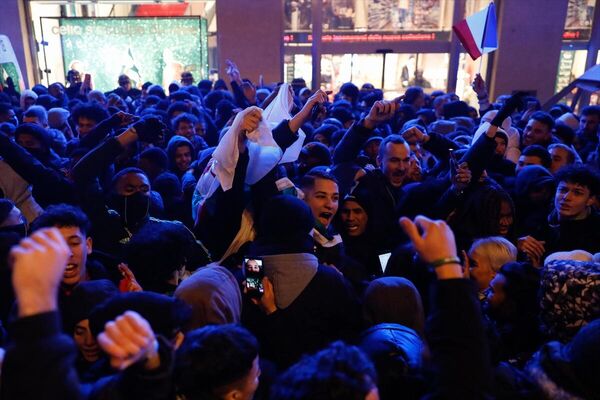 Paris'in en işlek caddesi Şanzelize'de soğuk havaya rağmen toplanan Fransız futbolseverler yoğun güvenlik önlemleri arasında milli takımlarının zaferini ve finale yükselmesini kutladı. - Sputnik Türkiye