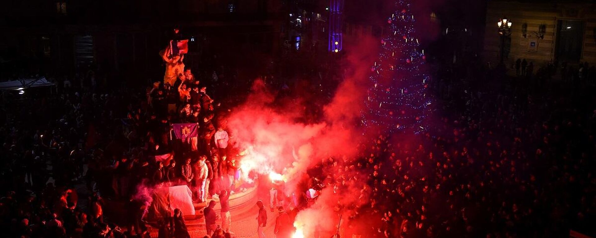 2022 Katar Dünya Kupası'nda Fransa milli takımının Fas'ı 2-0 yenerek finale çıkmasının ardından ülkenin Montpellier kentinde iki takımın taraftarları arasında olaylar çıktı.  - Sputnik Türkiye, 1920, 15.12.2022