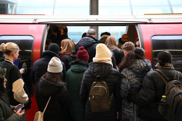 Demir yolu operatörü Network Rail, işçilere bu yıl için yüzde 5, gelecek yıl için yüzde 4 zam teklifinde bulunmuştu.İngiltere&#x27;nin en büyük demir yolu sendikası RMT ise Network Rail&#x27;in teklifini enflasyonun altında olduğu gerekçesiyle reddetmişti.Demir yolu çalışanları, 13 ve 14 Aralık&#x27;ta da greve gitmişti. - Sputnik Türkiye