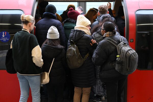 İngiltere&#x27;nin başkenti Londra&#x27;nın batısı ve güneyinde hizmet veren Unite sendikasına üye 950 otobüs şoförü, Abellio ulaştırma şirketiyle maaş artışında uzlaşıya varılamadığı gerekçesiyle 2 günlük greve gitti.Abellio&#x27;yu eylülde görüşmeye davet ettiğini ancak yanıt alamadığını belirten Unite sendikası, Abellio&#x27;yu &quot;başkentteki en düşük maaşlı ulaştırma şirketi&quot; olmakla itham ediyor.İş bırakma eyleminden etkilenen bölgeler arasında Battersea, Beddington, Hayes, Southall, Twickenham ve Walworth yer alıyor.Otobüs şoförleri, 22, 25, 26 Kasım&#x27;da ve 1, 2, 3, 9, 10 Aralık&#x27;ta da greve gitmişti. - Sputnik Türkiye