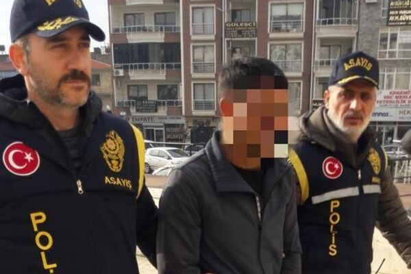 Balıkesir'in Edremit ilçesinde boş olan yazlık eve balkondan girerek kiracı gibi görünüp birde eşyaları satan kişiler, polis tarafından kıskıvrak yakalandı. - Sputnik Türkiye