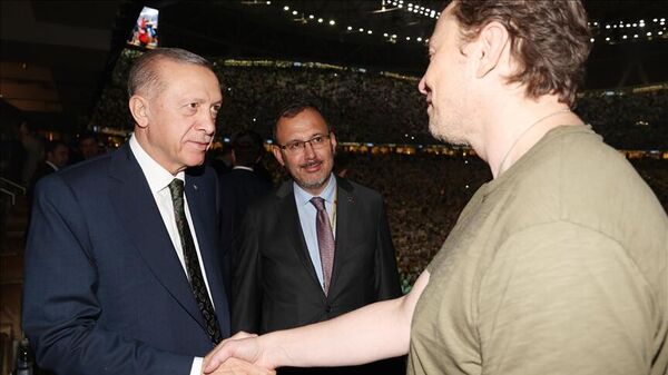 Cumhurbaşkanı Erdoğan, Katar'da düzenlenen 2022 FIFA Dünya Kupası final maçında Arjantin ile Fransa maçını izledi. Erdoğan, Tesla ve SpaceX'in Kurucusu Elon Musk ile bir süre sohbet etti. - Sputnik Türkiye