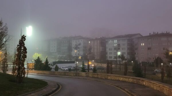 Ankara’da gece saatlerinden itibaren etkili olan yoğun sis, günün ilk ışıklarıyla birlikte şehrin büyük kısmında hakim oldu. Görüş mesafesi yer yer 10 metreye kadar düştü. - Sputnik Türkiye