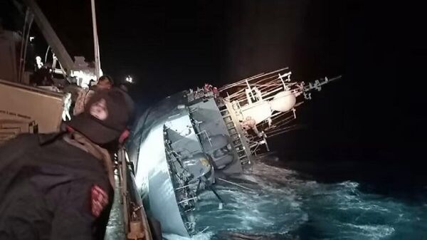 Tayland Donanması'na ait savaş gemisi Tayland Körfezi'nde battı. 75 asker kurtarıldı, kayıp 31 asker ise aranıyor. - Sputnik Türkiye