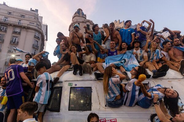 Buenos Aires sokaklarını dolduran Arjantinlilerin Dünya Kupası kutlamalarının geç saatlere kadar sürdü. - Sputnik Türkiye