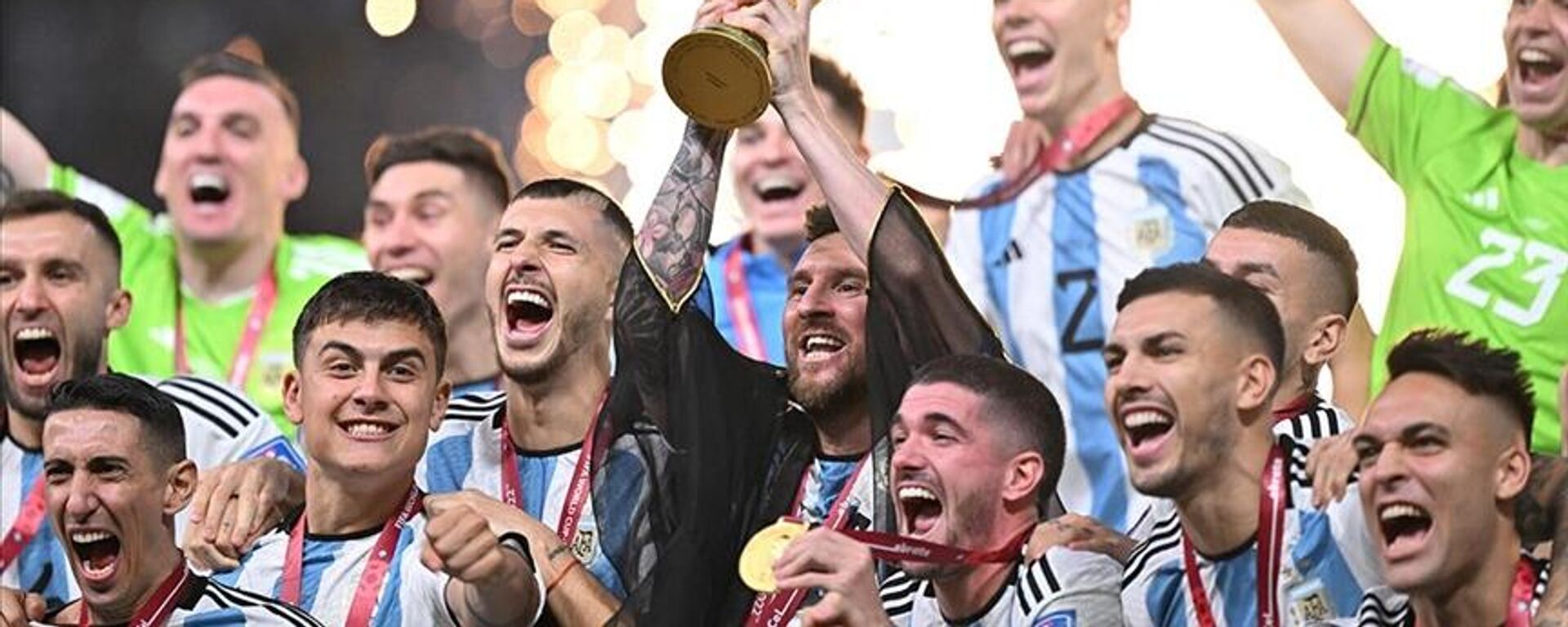 Katar Emiri Şeyh Temim bin Hamed el Sani'nin giydirdiği bişt denilen cübbeyle Dünya Kupa'sını kaldıran Lionel Messi'nin etrafında zafer kutlaması yapan Arjantin milli takımı  - Sputnik Türkiye, 1920, 19.12.2022