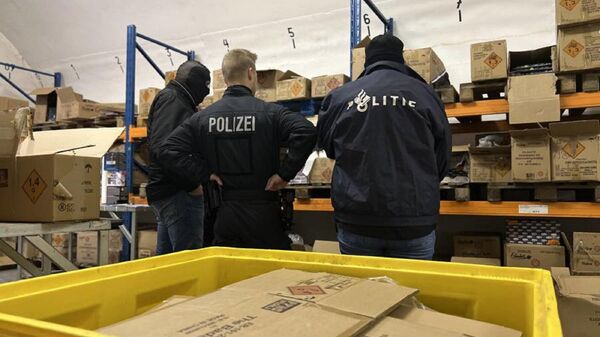 Avrupa Birliği Polis Teşkilatı (Europol) koordinasyonunda Hollanda ve Almanya'da gerçekleştirilen operasyonda 250 ton yasa dışı havai fişek ele geçirildi, 2 şüpheli gözaltına alındı. - Sputnik Türkiye