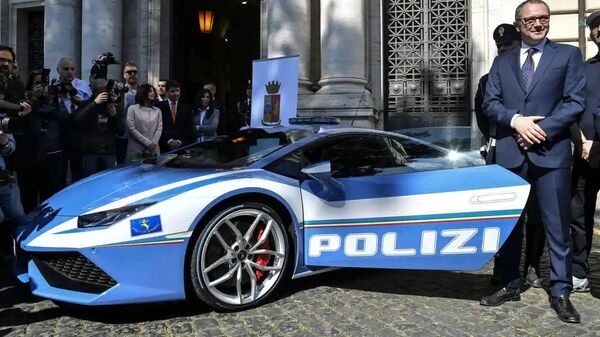 İtalyan polisi, birbirinden uzak mesafelerdeki donör ve nakil bekleyen hastalara böbrek teslim etmek için özel olarak tasarlanmış bir Lamborghini spor araba kullandı. - Sputnik Türkiye