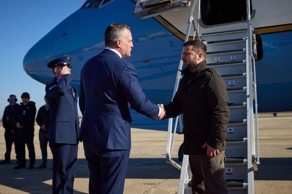 Ukrayna Devlet Başkanı Vladimir Zelenskiy'i taşıyan uçak ABD’nin başkenti Washington DC'de bulunan Joint Base Andrews Askeri Havaalanı'na indi. - Sputnik Türkiye