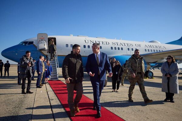 Ukrayna Devlet Başkanı Vladimir Zelenskiy'i taşıyan uçak ABD’nin başkenti Washington DC'de bulunan Joint Base Andrews Askeri Havaalanı'na indi. - Sputnik Türkiye