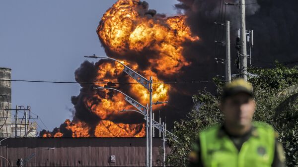 Kolombiya'nın Barranquilla şehrinde bulunan Compas limanındaki bir petrol depolama merkezinde dev bir yangın meydana geldi.  - Sputnik Türkiye